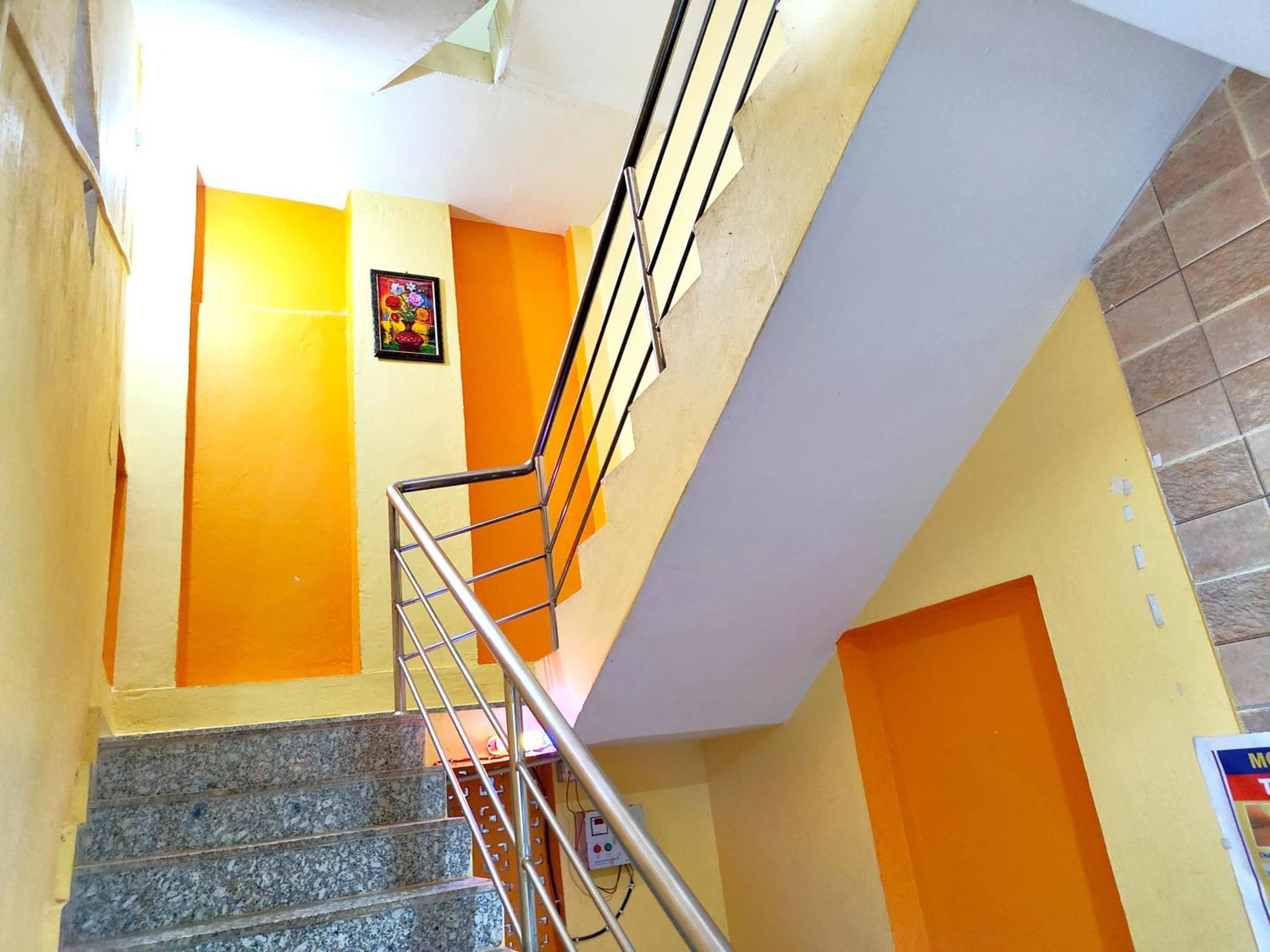 Goroomgo Sahoo Palace Puri - Prime Location Near Sea Beach - Excellent Service With Parking Facilities Eksteriør billede